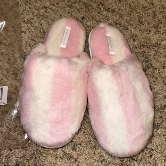 Victoria's Secret Shoes - Slippers pink and white Victoria’s Secret soft fuzzy slippers size medium 💕